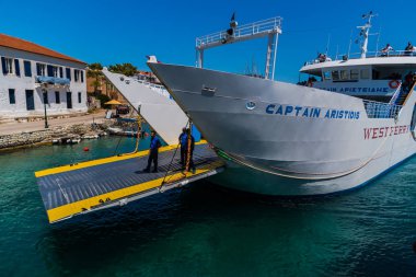 Kefalonia, Yunanistan - 11 Temmuz 2017: Fiskardo Körfezi'nde denizde tekneler.