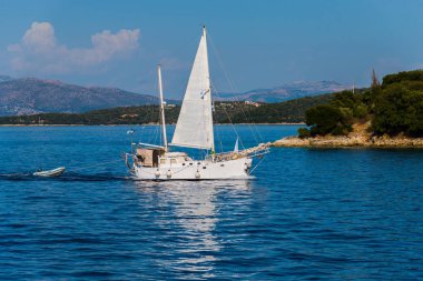 Kefalonia, Yunanistan - 11 Temmuz 2017: Fiskardo Körfezi'nde denizde tekne.