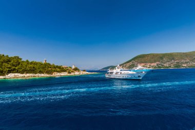Kefalonia, Yunanistan - 11 Temmuz 2017: Fiskardo Körfezi'nde denizde tekneler.