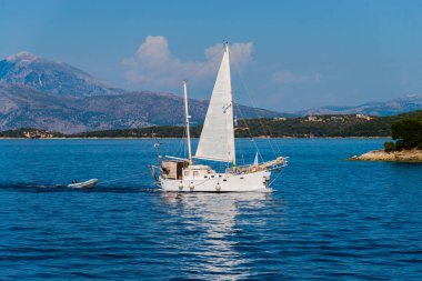 Kefalonia, Yunanistan - 11 Temmuz 2017: Fiskardo Körfezi'nde denizde tekne.