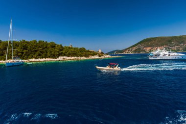 Kefalonia, Yunanistan - 11 Temmuz 2017: Fiskardo Körfezi'nde denizde tekneler.
