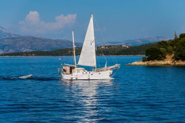 Kefalonia, Yunanistan - 11 Temmuz 2017: Fiskardo Körfezi'nde denizde tekne.