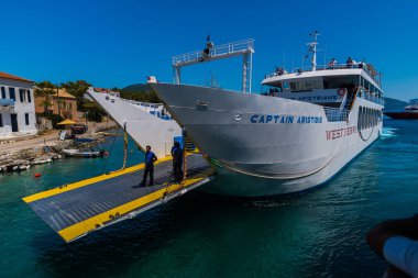Kefalonia, Yunanistan - 11 Temmuz 2017: Fiskardo Körfezi'nde denizde tekneler.