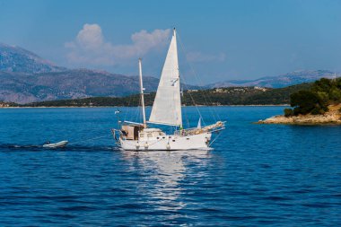 Kefalonia, Yunanistan - 11 Temmuz 2017: Fiskardo Körfezi'nde denizde tekne.