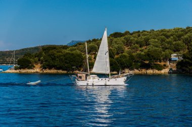 Kefalonia, Yunanistan - 11 Temmuz 2017: Fiskardo Körfezi'nde denizde tekneler.