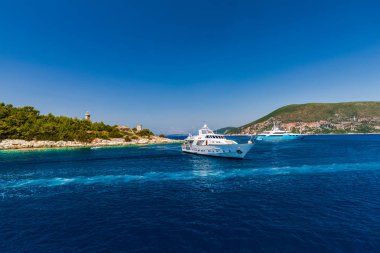 Kefalonia, Yunanistan - 11 Temmuz 2017: Fiskardo Körfezi'nde denizde tekneler.
