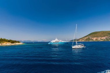 Kefalonia, Yunanistan - 11 Temmuz 2017: Fiskardo Körfezi'nde denizde tekneler.