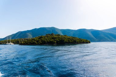 Kefalonia, Yunanistan - 11 Temmuz 2017: Fiskardo Körfezi'nde denizde tekne.