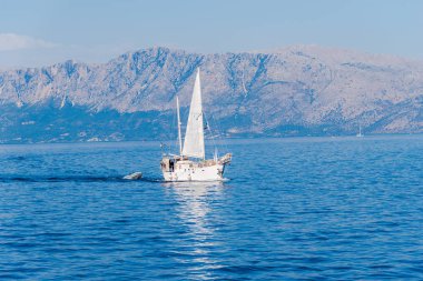 Kefalonia, Yunanistan - 11 Temmuz 2017: Fiskardo Körfezi'nde denizde tekne.