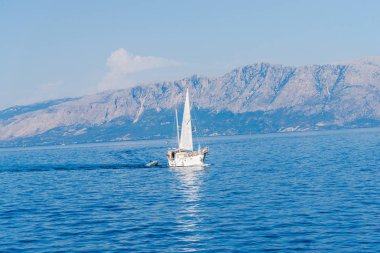 Kefalonia, Yunanistan - 11 Temmuz 2017: Fiskardo Körfezi'nde denizde tekne.