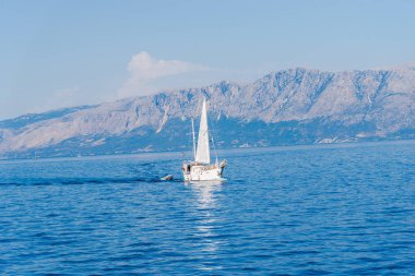 Kefalonia, Yunanistan - 11 Temmuz 2017: Fiskardo Körfezi'nde denizde tekne.