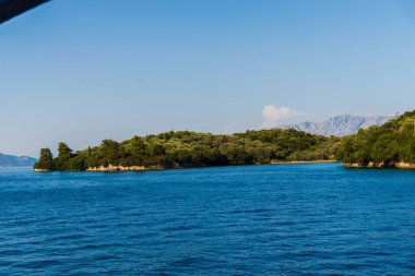 Yemyeşil ağaçlar ve çalılar, Yunanistan ile deniz Akdeniz sahil.