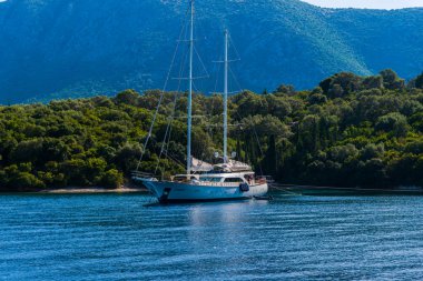 Kefalonia, Yunanistan - 11 Temmuz 2017: Fiskardo Körfezi'nde denizde tekne.