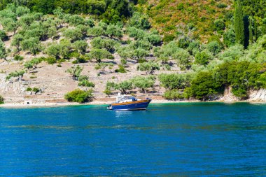 Zakynthos, Yunanistan - 31 Ağustos 2016: Açık deniz suyunun tadını çıkaran turistler.