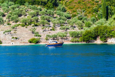 Zakynthos, Yunanistan - 31 Ağustos 2016: Açık deniz suyunun tadını çıkaran turistler.