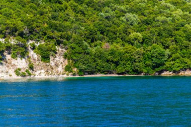 Yemyeşil ağaçlar ve çalılar, Yunanistan ile deniz Akdeniz sahil.