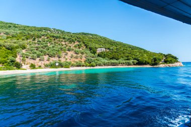 Yemyeşil ağaçlar ve çalılar, Yunanistan ile deniz Akdeniz sahil.