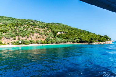 Yemyeşil ağaçlar ve çalılar, Yunanistan ile deniz Akdeniz sahil.