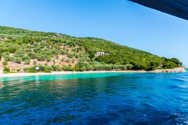 Yemyeşil ağaçlar ve çalılar, Yunanistan ile deniz Akdeniz sahil.