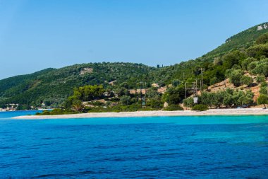 Yemyeşil ağaçlar ve çalılar, Yunanistan ile deniz Akdeniz sahil.