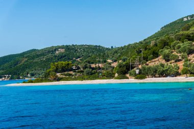 Yemyeşil ağaçlar ve çalılar, Yunanistan ile deniz Akdeniz sahil.