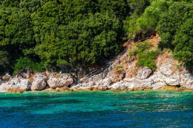 Yemyeşil ağaçlar ve çalılar, Yunanistan ile deniz Akdeniz sahil.