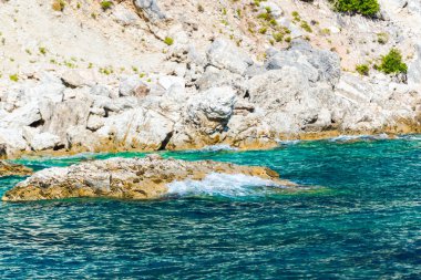 deniz suyu ve cliff shore Orosei Körfez, Sardinya '