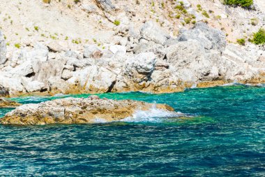deniz suyu ve cliff shore Orosei Körfez, Sardinya '