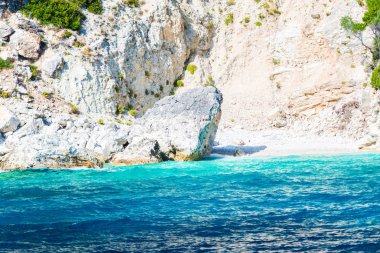 mavi okyanus su ve kayalık sahil dağ 