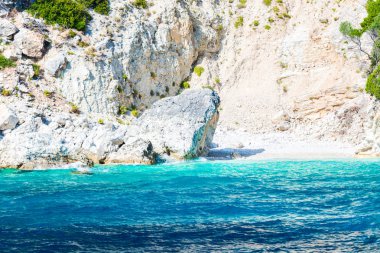kayalık sahil ve pastoral tatil deniz suyu 