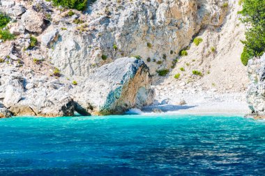 kayalık sahil ve pastoral tatil deniz suyu 