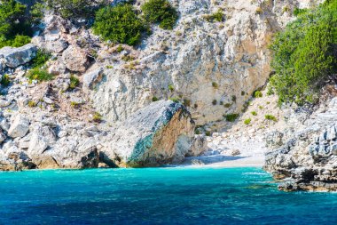 açık deniz suyu, tatil kavramı, kayalık sahil 