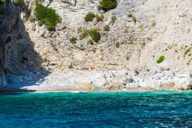 açık deniz suyu, tatil kavramı, kayalık sahil 