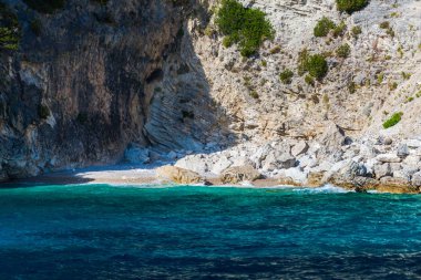 açık deniz suyu, tatil kavramı, kayalık sahil 