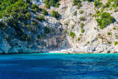 İtalya'da, kayalık sahil deniz su ve doğa kavramı 