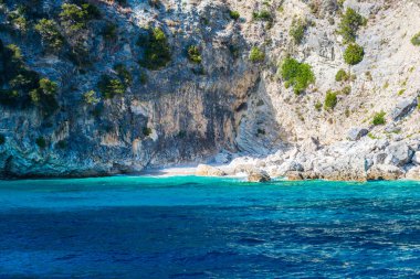 İtalya'da, kayalık sahil deniz su ve doğa kavramı 