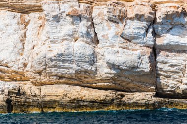 kayalık sahil ve deniz suyu 