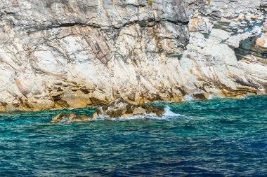 yeşil mavi deniz suyu ile dalgalar ve kayalık sahil Orosei Körfez, Sardinya '