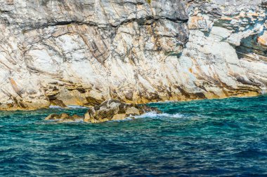 yeşil mavi deniz suyu ile dalgalar ve kayalık sahil Orosei Körfez, Sardinya '
