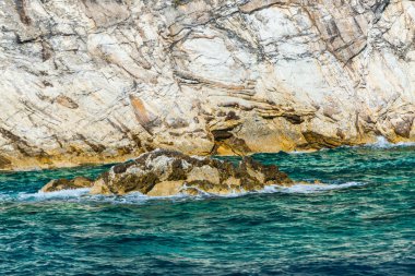 yeşil mavi deniz suyu ile dalgalar ve kayalık sahil Orosei Körfez, Sardinya '