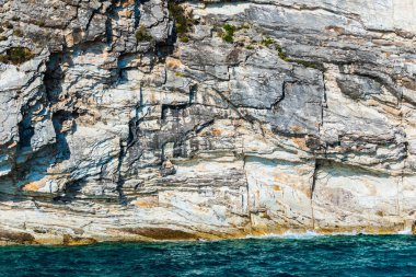 kayalık sahil ve yeşil deniz suyu ile dalgalar 