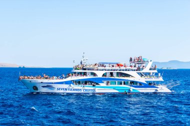 Kefalonia, Yunanistan - 11 Temmuz 2017: Fiskardo Körfezi'nde denizde tekne.