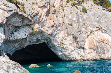 Cliff kayalar ve Akdeniz, Yunanistan.
