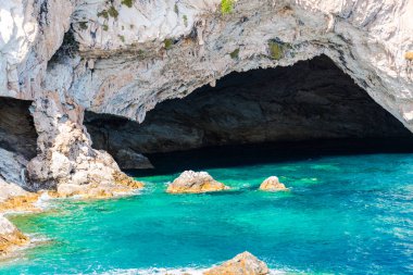 Cliff kayalar ve Akdeniz, Yunanistan.