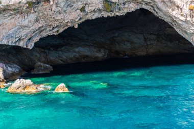 Cliff kayalar ve Akdeniz, Yunanistan.