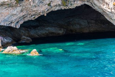 Cliff kayalar ve Akdeniz, Yunanistan.