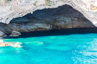 Cliff kayalar ve Akdeniz, Yunanistan.