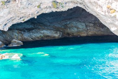 Cliff kayalar ve Akdeniz, Yunanistan.