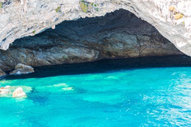 Cliff kayalar ve Akdeniz, Yunanistan.
