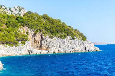 Cliff kayalar ve Akdeniz, Yunanistan.
